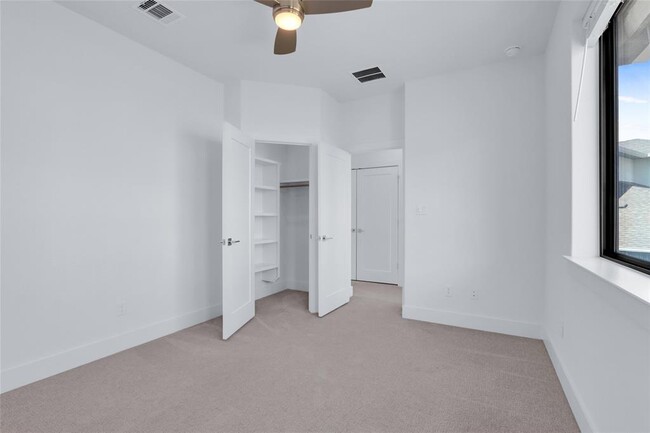 Building Photo - 2050 Lohmans Spur Rd