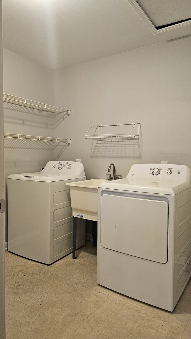 Building Photo - 4046 Kirkway Ct