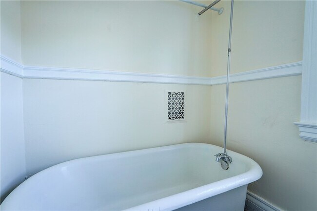 Building Photo - 461 Parsells Ave