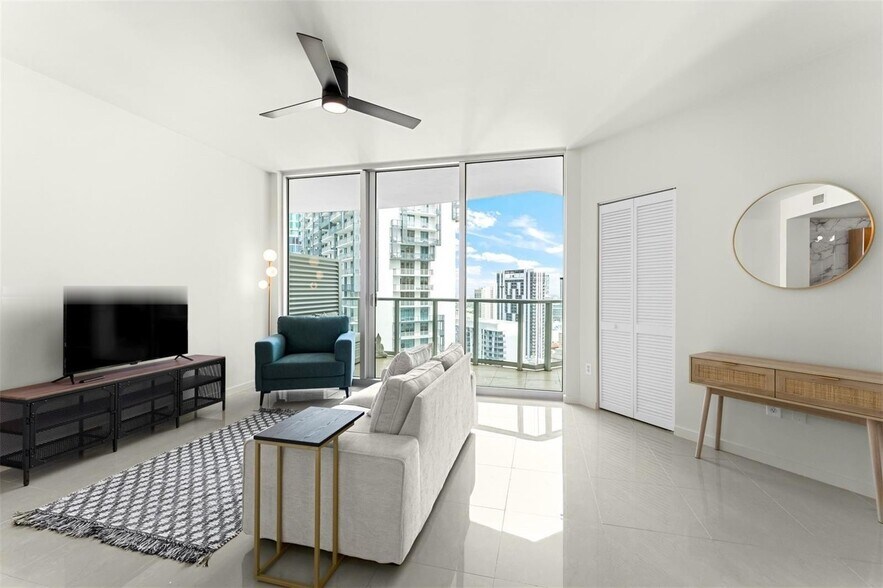 Building Photo - 300 S Biscayne Blvd