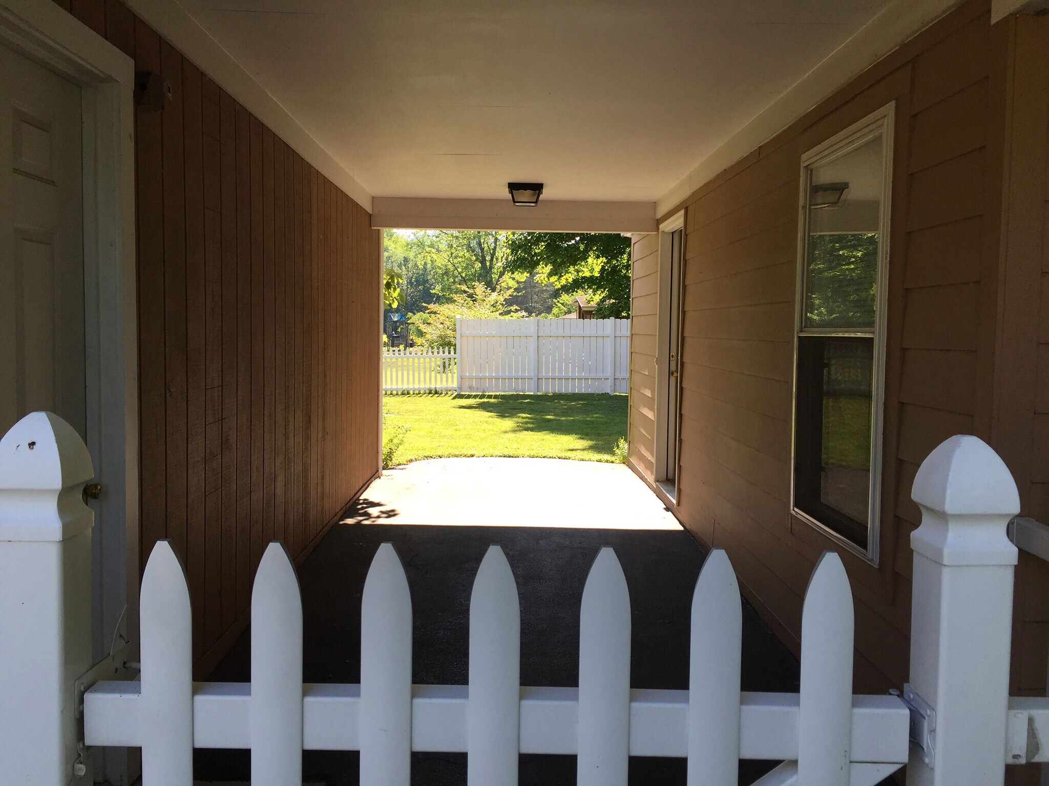 Building Photo - 10678 Bettyray Dr