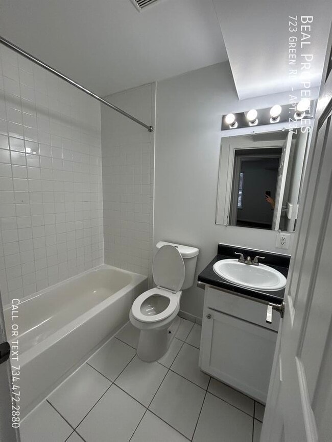 Building Photo - 723 Green Rd