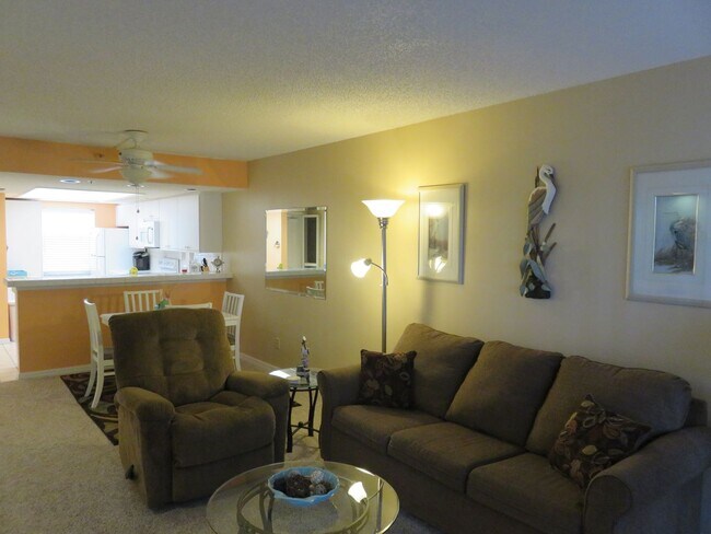 Building Photo - Turnkey 2/2 in a resort community golf and...