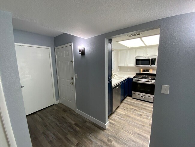 Building Photo - 2 Bed, 2 Bath, Condo with Pools, Fitness Center & Balcony located in Las Vegas, Nevada.