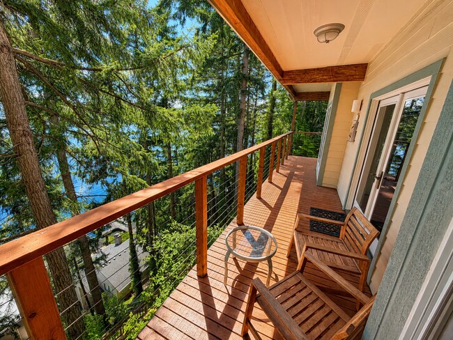 Building Photo - Elevated 2-Bedroom Home with Lake Sammamish Views
