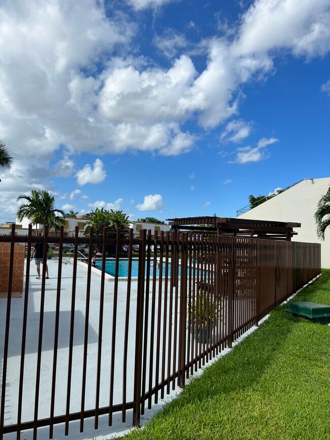 Gated pool - 1424 SW 131st Place Cir E