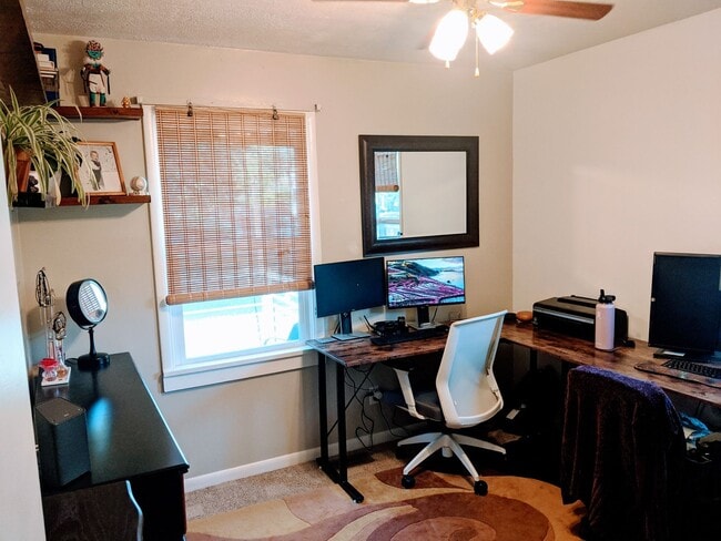 Building Photo - Cozy East Side Home!