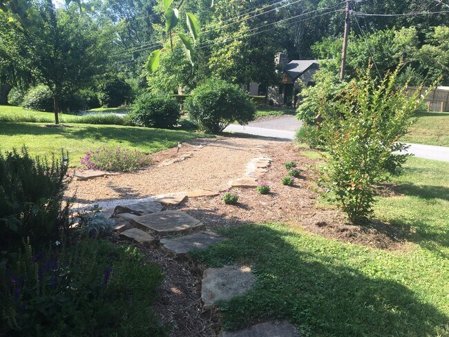 Building Photo - Wonderful Kenilworth location! Lovely land...