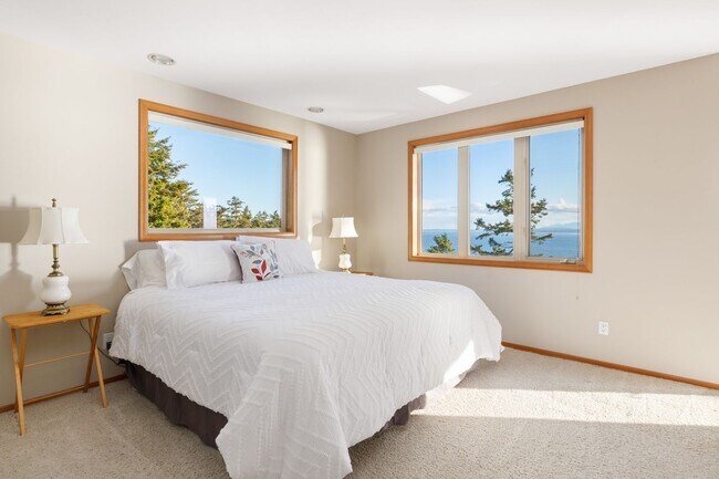 Building Photo - One Acre of Gorgeous Views and a Spacious ...