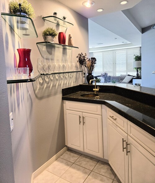 Wet Bar - 22 Belmonte Dr