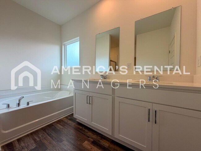 Building Photo - Modern Single Level Living in Doss Ferry - Available NOW!