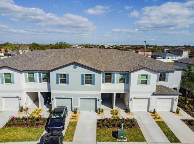 Building Photo - Modern 3BR/2.5BA Townhome with Pool Access & Deposit-Free Living!