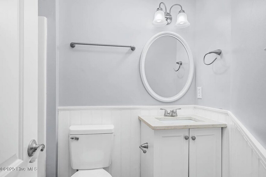 Building Photo - Room in House on Sara Dr