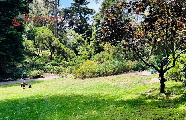 Building Photo - Beautiful 2 Bed 2 bath Available with grea...