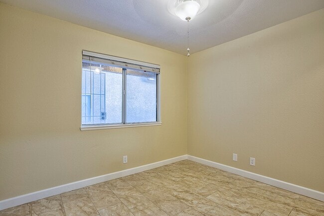 Building Photo - Fantastic 3 bed condo