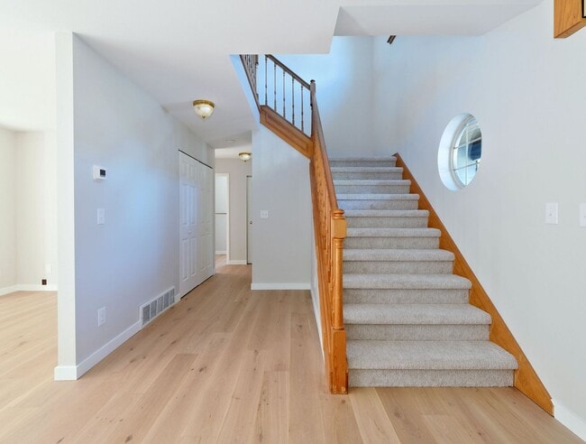 Building Photo - 721 Crown Dr