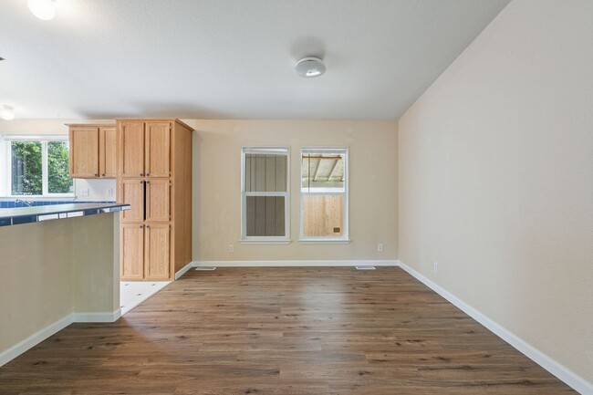 Building Photo - 3BR House Available in Pleasant Valley