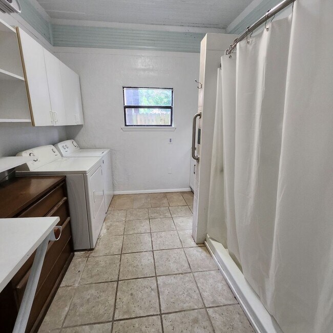 Building Photo - Single Family Home Close to UF!