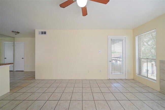 Building Photo - 3900 Woodchase Dr
