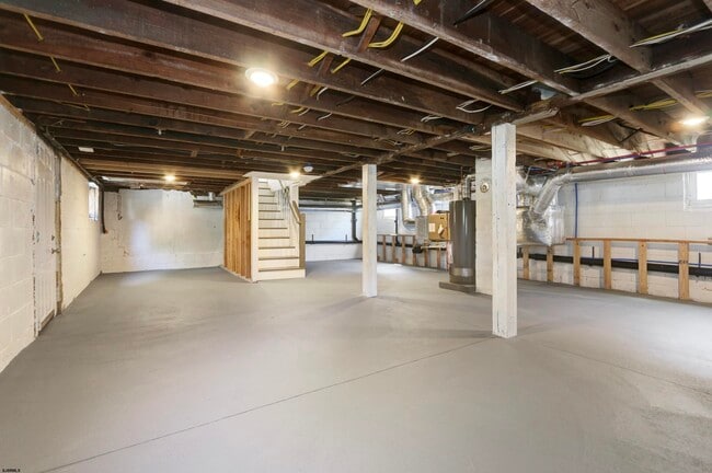 Building Photo - 137 Collins Ave