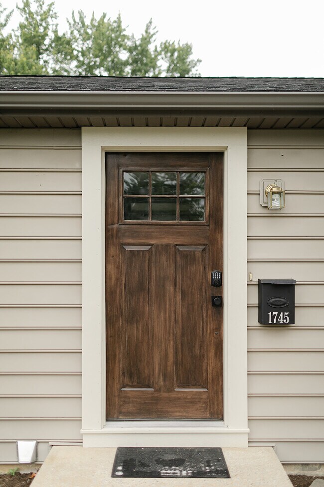 Building Photo - 1745 State St