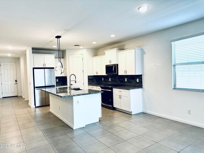 Building Photo - 12647 W Country Club Trail