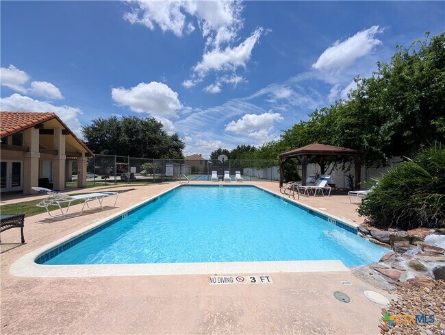 Building Photo - 947 River Rock