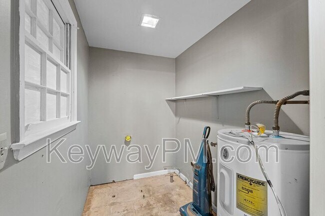 Building Photo - 161 Hickory Dr S Cir