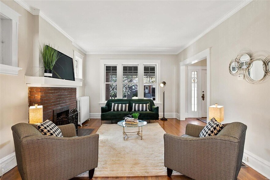 Building Photo - 10 Lawn Pl