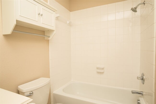 Building Photo - 416 Laddingford Ln