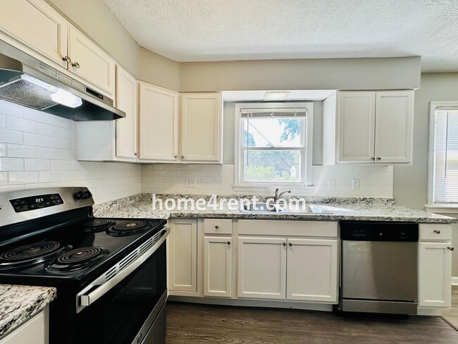 Building Photo - Ranch Style Home in KCMO w/ LVP Floors, SS Appliances and a Fenced Yard!