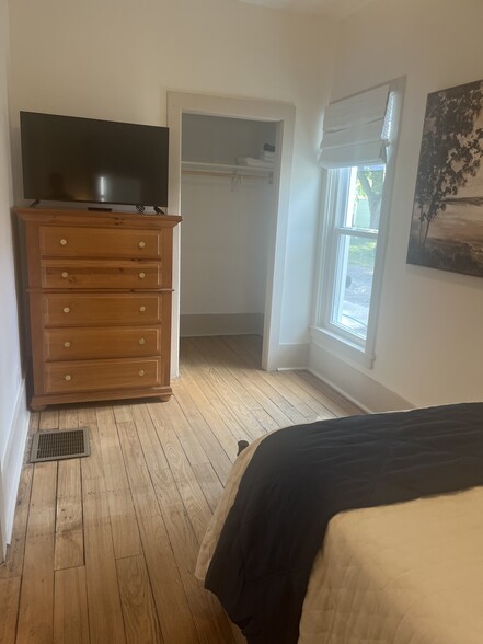 Building Photo - 406 W Front St