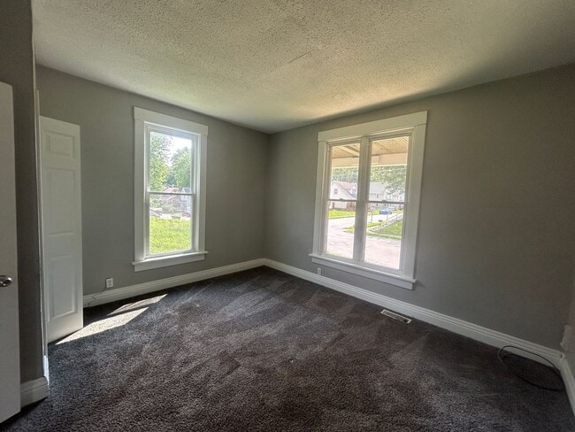 Building Photo - 3 Bedroom 1 Bath House in Davenport