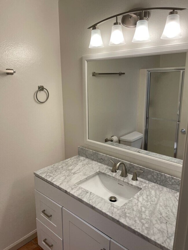 Building Photo - Bright and Charming 3 Bedroom 2 Bath Condo with Patio and A/C!