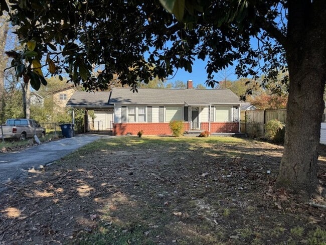 Building Photo - Charming 2-bedroom home available now in E...