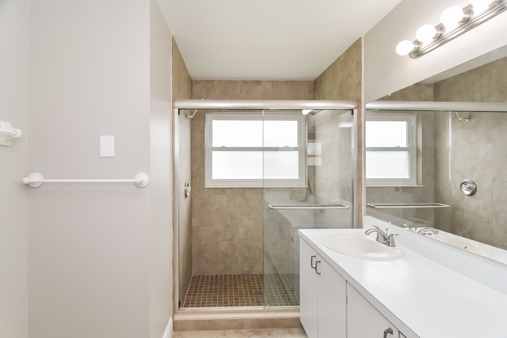 Building Photo - 2025 Donegan Pl