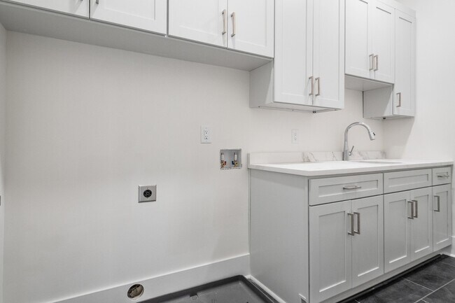 Building Photo - 6011 Hill Cir Dr