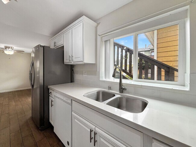 Building Photo - Charming 3BD/1BA Condo in University Heigh...