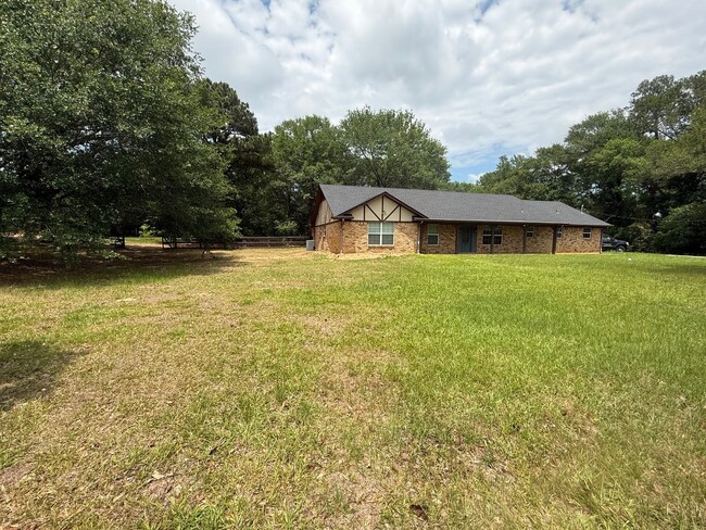 Building Photo - 4-bed/2-bath in South Tyler!