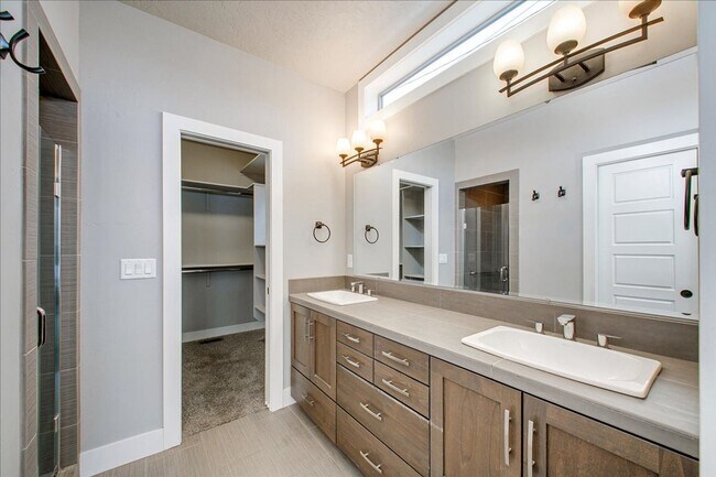 Building Photo - Modern 2 Story Home in North End!