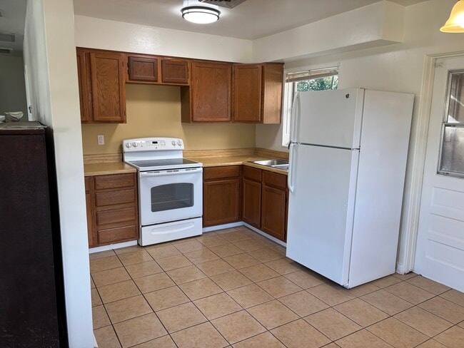 Building Photo - 1207 Crestwood Dr