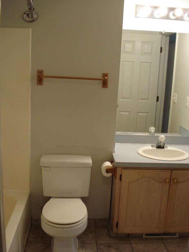 Building Photo - 60 E 200 N