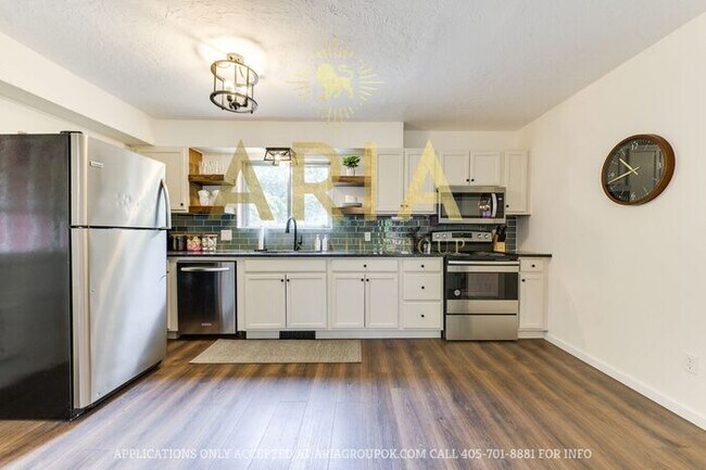 Building Photo - Unique 3 bed/2 bath Property with HUGE Bon...