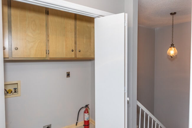 Building Photo - 7887 Kinglet Rd