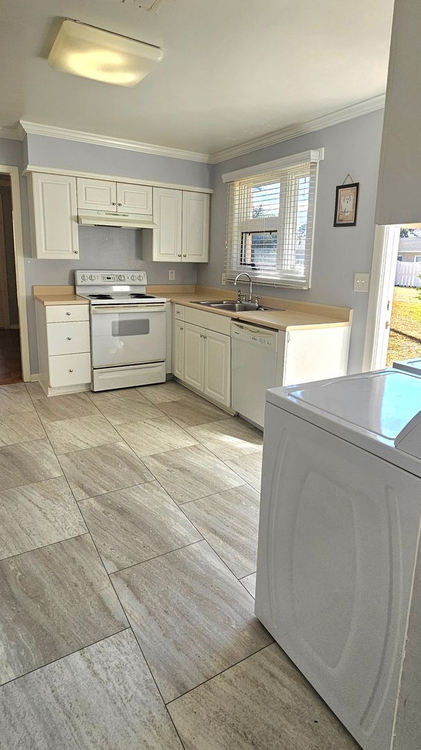 Building Photo - Serene 2BR Living in Seagate Near Market Common