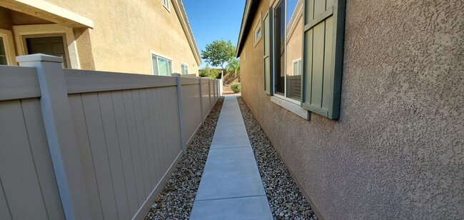 Building Photo - Apple Valley-Del Web Home, 2 Bedrooms,2 Ba...
