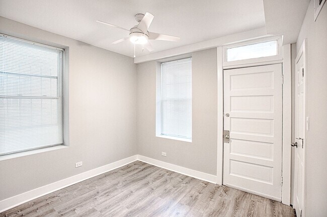 Building Photo - Beautiful 4bed/2bath GARDEN unit in Bucktown! Central Air! In-Unit Laundry!