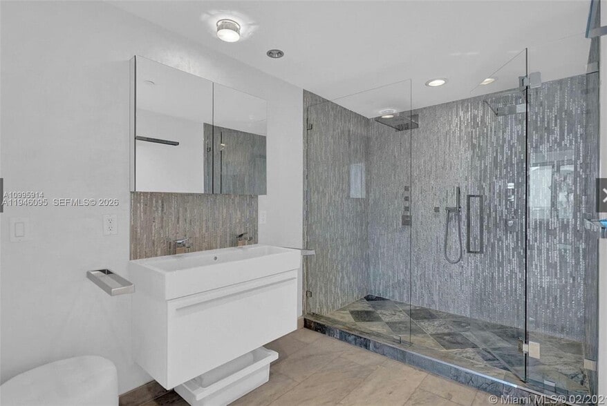 Building Photo - 17001 Collins Ave