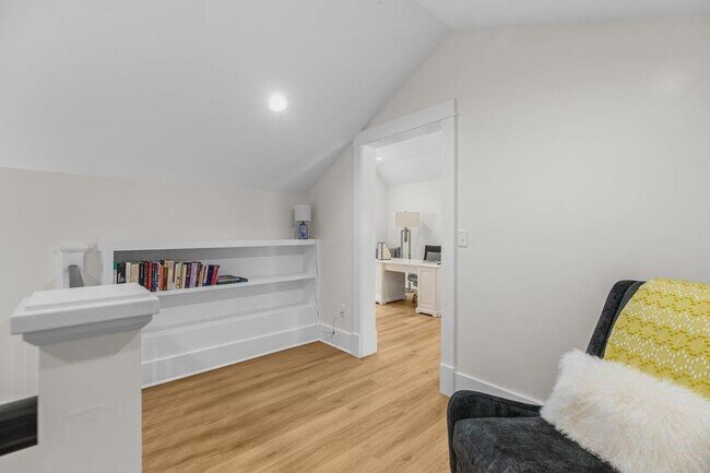 Building Photo - 559A Bristol Ferry Rd