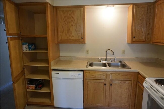 Building Photo - 2720 Whitney Pl
